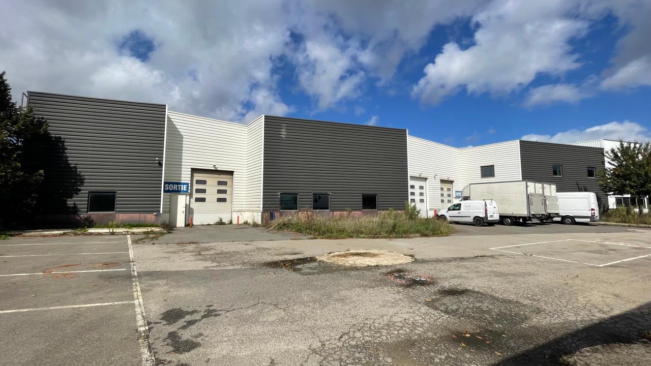 Local d'activité Montigny-le-Bretonneux 2454m² Location Local d'activité Montigny-le-Bretonneux OLACT2427819