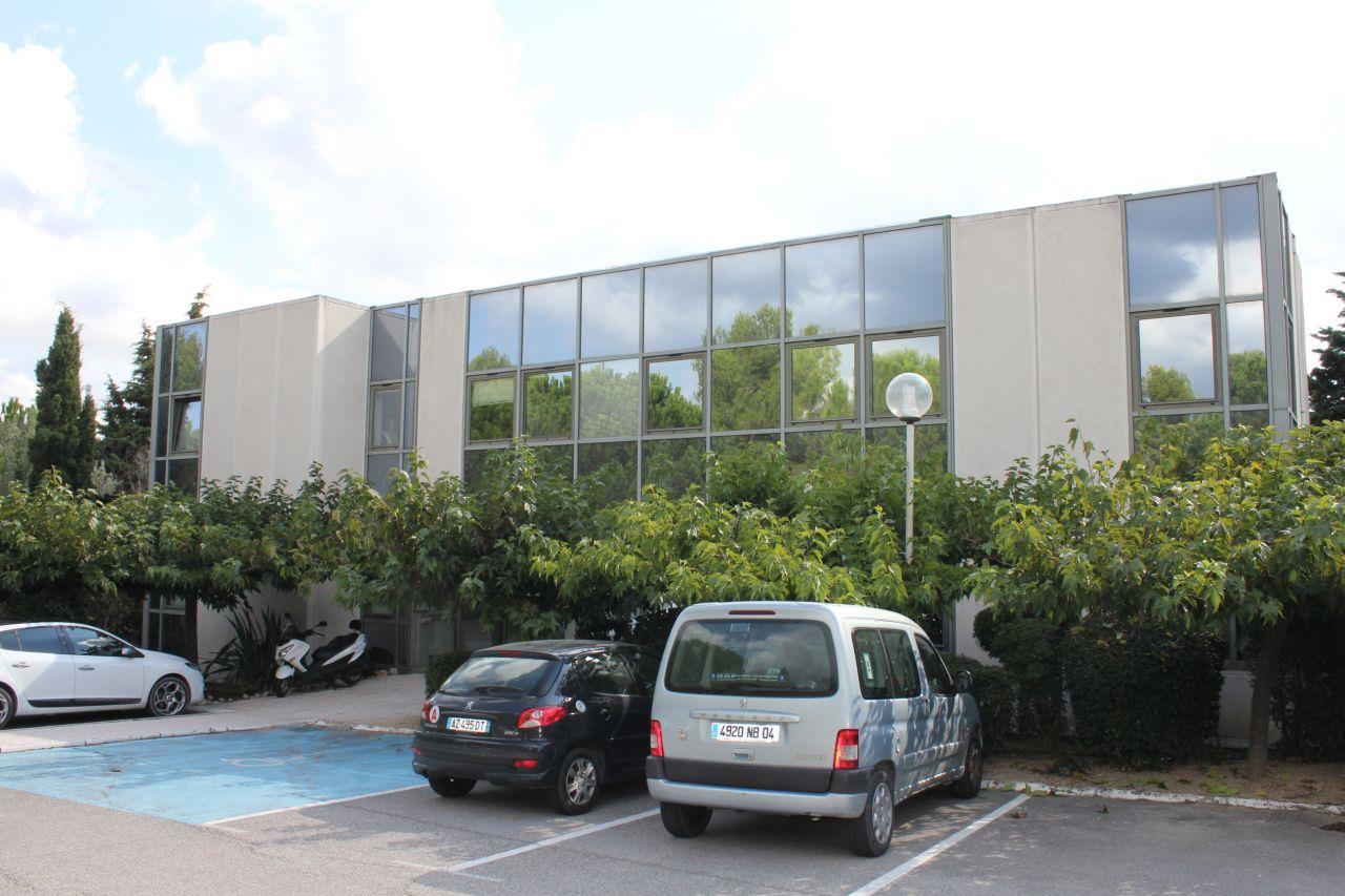 Location bureau Aix-en-Provence 77m²