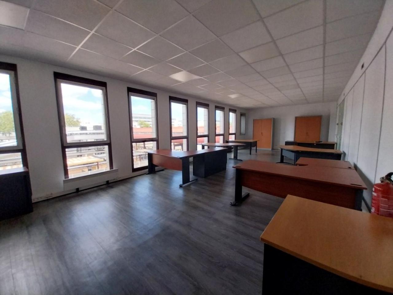 Location bureau Montigny-le-Bretonneux Yvelines OLBUR2428003 3